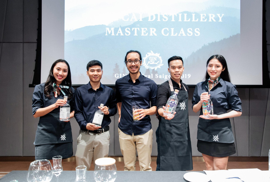 Daniel Nguyễn Hoài Tiến (giữa) cùng các cộng sự