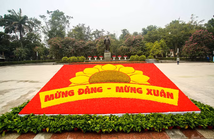  Khẩu hiệu “Mừng Đảng, mừng Xuân” được trang trí bằng hoa tại khu vực vườn hoa Lê-nin