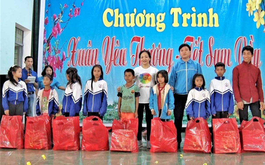 Trao quà tết cho 10 em thiếu nhi nghèo