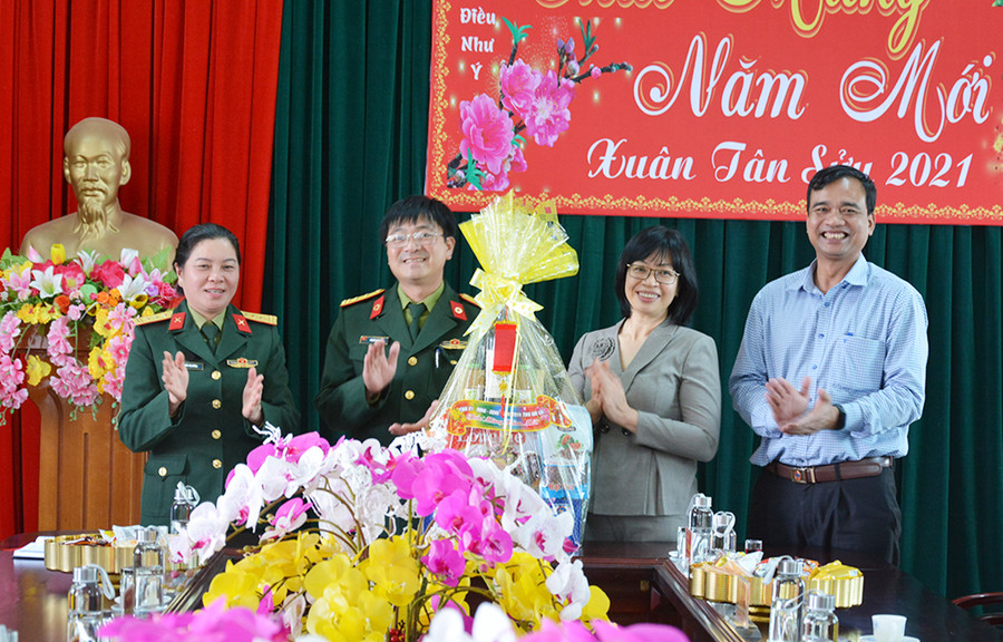 Phó Chủ tịch UBND tỉnh Nguyễn Thị Thanh Lịch thăm, chúc Tết tại Bệnh viện 15 (Binh đoàn 15). Ảnh: Phương Duyên Thăm, chúc Tết tại Bệnh viện 15 (Binh đoàn 15). Ảnh: Phương Duyên