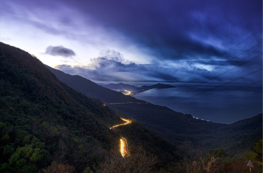 Cung đường đèo Hải Vân như một bức tranh về đêm. Ảnh: Đ.D