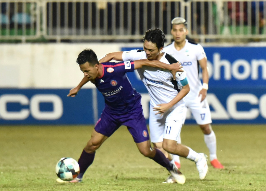 Sài Gòn FC (áo xanh) sẽ là cái tên mang lại thử thách lớn cho HAGL. Ảnh: Lê Văn Ngọc