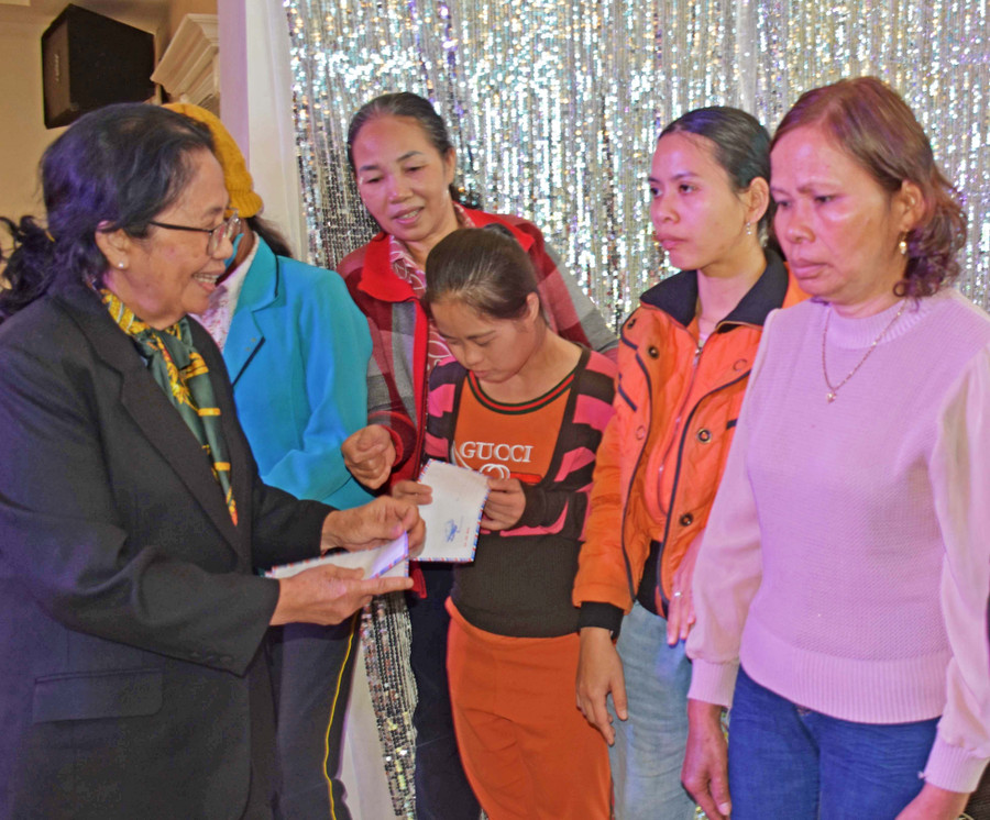 Tặng quà cho các gia đình nạn nhân chất độc da cam/dioxin trên địa bàn TP. Pleiku. Ảnh: Hà Phương Tại chương trình, Đoàn đã ân cần thăm hỏi sức khỏe, đời sống sinh hoạt hàng ngày, động viên các nạn nhân, gia đình nạn nhân cố gắng vượt qua nỗi đau, sống hòa nhập cộng đồng, đồng thời trao tặng 100 suất quà, mỗi suất trị giá 700.000 đồng (bao gồm nhu yếu phẩm và 400 ngàn đồng tiền mặt) cho các gia đình nạn nhân chất độc da cam/dioxin trên địa bàn TP. Pleiku.