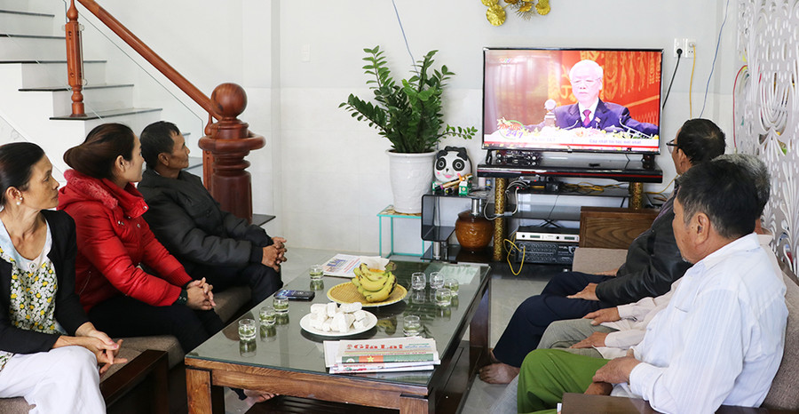 Người dân thôn Tân Bình (xã Tân An, huyện Đak Pơ) theo dõi phiên khai mạc Đại hội đại biểu toàn quốc lần thứ XIII của Đảng. Ảnh: Ngọc Minh