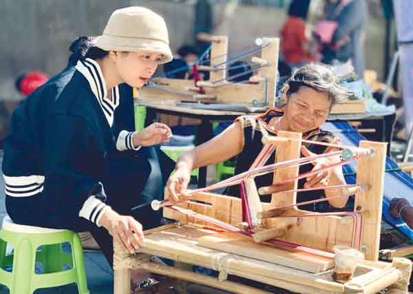 Khung dệt Inkle nhỏ gọn, dễ dàng sử dụng. Ảnh: Phương Linh