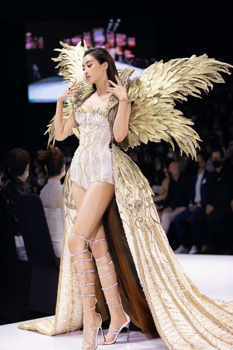 Nhà thiết kế Đỗ Long cho biết cả ba người đẹp dẫu có chiều cao, phong thái khác nhau nhưng đều toát lên được tính nữ quyền - điều quan trọng nhất anh muốn gửi gắm. Tuy nhiên, với Đỗ Mỹ Linh lại có sự mềm mại pha trộn cá tính trong đó.