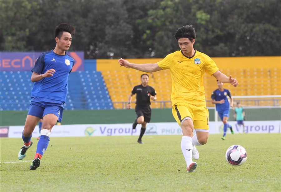Công Phượng (phải) đã bỏ lỡ nhiều cơ hội trong trận đấu với Dược Nam Hà Nam Định Ảnh Nguyễn Đăng