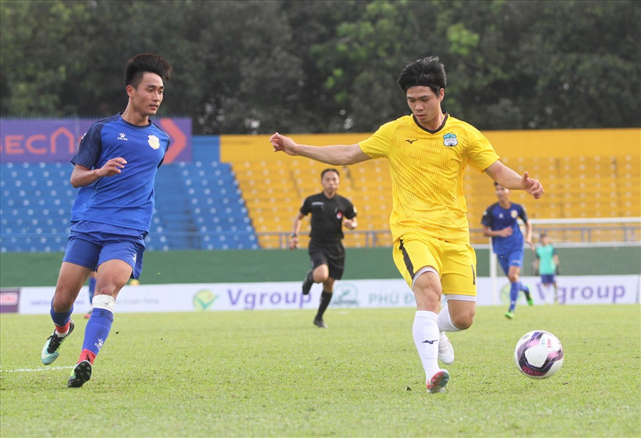 Công Phượng (phải) đã bỏ lỡ nhiều cơ hội trong trận đấu với Dược Nam Hà Nam Định Ảnh Nguyễn Đăng