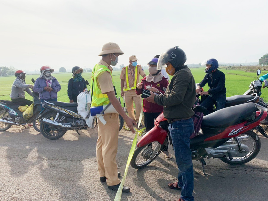 Lực lượng chức năng chốt chặn tại đầu cầu Quý Đức, khu vực giáp ranh giữa phường Cheo Reo (thị xã Ayun Pa) và thôn Ia Trok (huyện Ia Pa). Ảnh: Vũ Chi