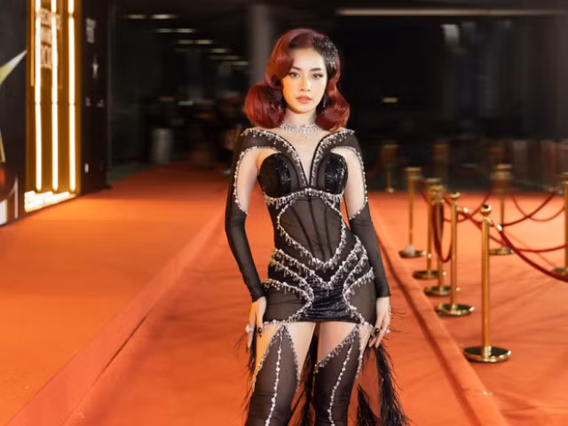 Thời gian gần đây, Chi Pu thu hút dư luận bởi phong cách thời trang trưởng thành. Cũng vì định hướng thời trang theo phong cách này mà nhiều người còn nhận xét cô 