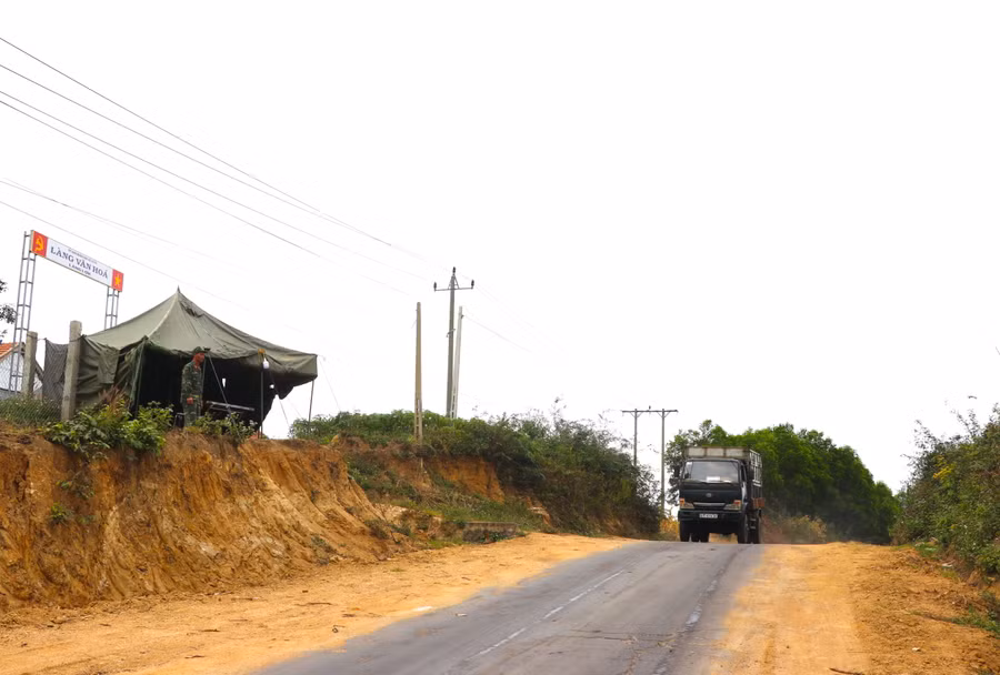 Huyện Kbang đã bố trí thêm 2 chốt ở tuyến đường vào xã Sơ Pai và Lơ Ku nhằm ngăn chặn tình trạng vận chuyển lâm sản trái phép. Ảnh Ngọc Minh 