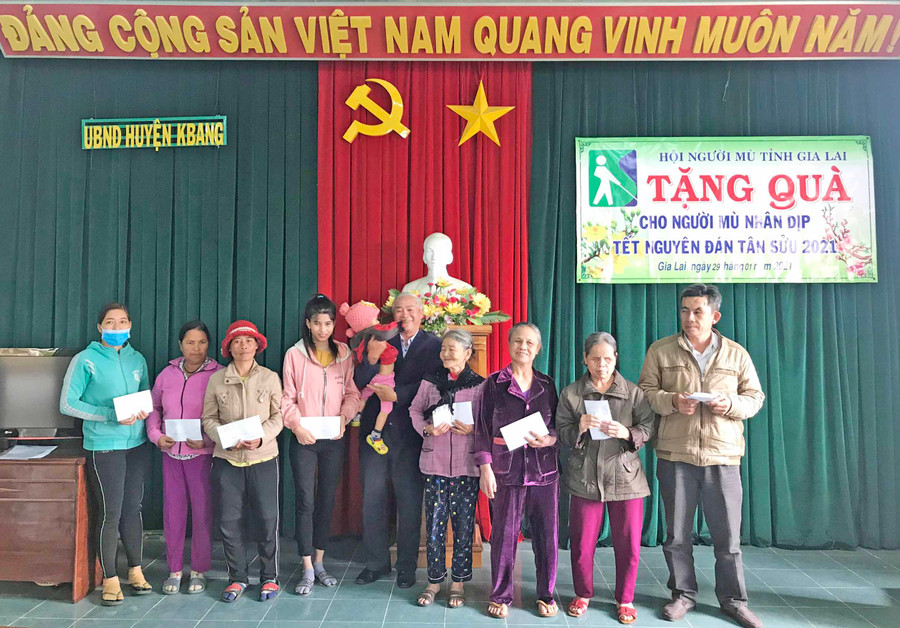 Ông Nguyễn Văn Hùng-Chủ tịch Hội Người mù tỉnh Gia Lai (thứ 5 từ phải qua) tặng quà cho các gia đình hội viên có hoàn cảnh đặc biệt khó khăn. Ảnh: Hà Phương Ông Nguyễn Văn Hùng-Chủ tịch Hội Người mù tỉnh Gia Lai tặng quà cho gia đình các hội viên có hoàn cảnh khó khăn. Ảnh: Hà Phương