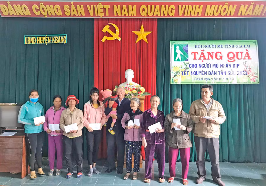 Ông Nguyễn Văn Hùng-Chủ tịch Hội Người mù tỉnh Gia Lai tặng quà cho gia đình các hội viên có hoàn cảnh khó khăn. Ảnh: Hà Phương