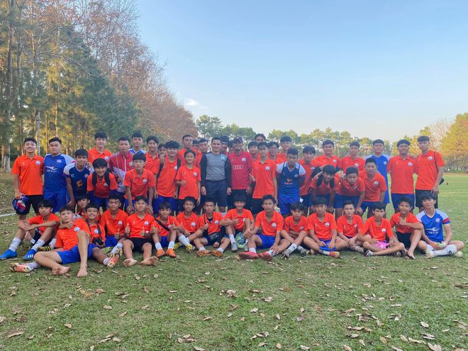 Kiatisak chụp hình lưu niệm với các cầu thủ trẻ trung tâm bóng đá Ngọc Hùng. Ảnh: FBNV