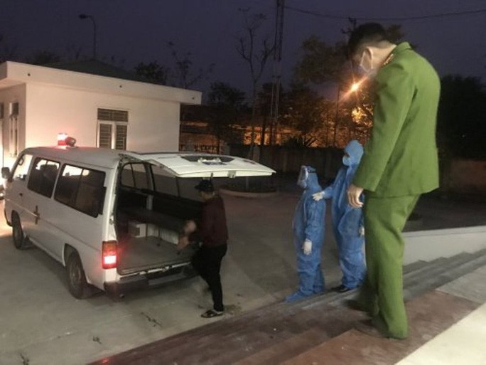 Đưa nam thanh niên đi cách ly Đưa nam thanh niên đi cách ly