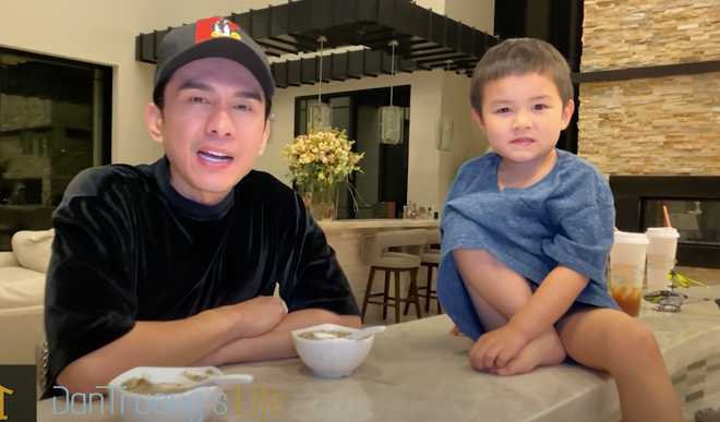 Đan Trường trong gian bếp rộng rãi, hiện đại, đích thân nấu ăn khiến fan bất ngờ ẢNH: CHỤP MÀN HÌNH