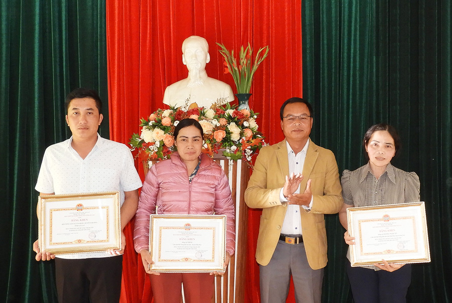  Các tập thể và cá nhân được Ban Thường vụ Hội Nông dân tỉnh tặng bằng khen. Ảnh: Thanh Nhật