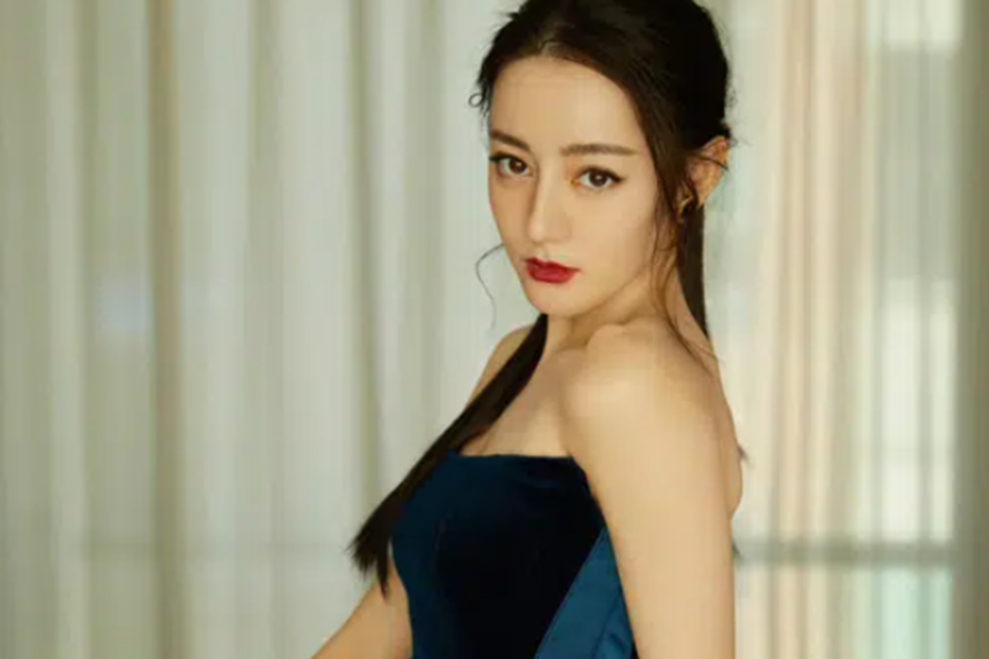 Nữ diễn viên Địch Lệ Nhiệt Ba xuất hiện thần thái chúc mừng năm mới khán giả. Ảnh nguồn: Xinhhua.