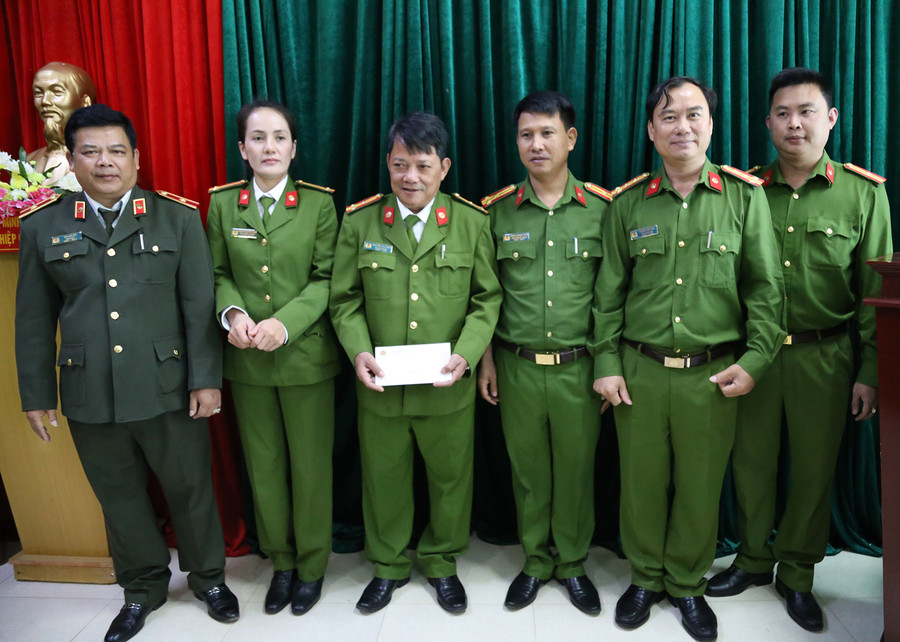 Thiếu tướng Rah Lan Lâm và Đại tá Dương Văn Long-Phó Giám đốc Công an tỉnh, Thủ trưởng cơ quan Cảnh sát điều tra trao thưởng nóng cho cán bộ chiến sỹ Phòng Cảnh sát điều tra tội phạm về ma túy, Công an tỉnh. Ảnh: Thúy Trinh