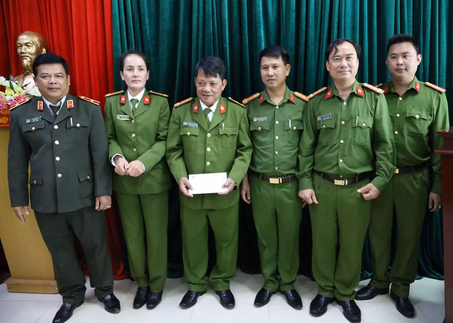 Thiếu tướng Rah Lan Lâm và Đại tá Dương Văn Long-Phó Giám đốc Công an tỉnh, Thủ trưởng cơ quan Cảnh sát điều tra trao thưởng nóng cho cán bộ chiến sỹ Phòng Cảnh sát điều tra tội phạm về ma túy, Công an tỉnh. Ảnh: Thúy Trinh