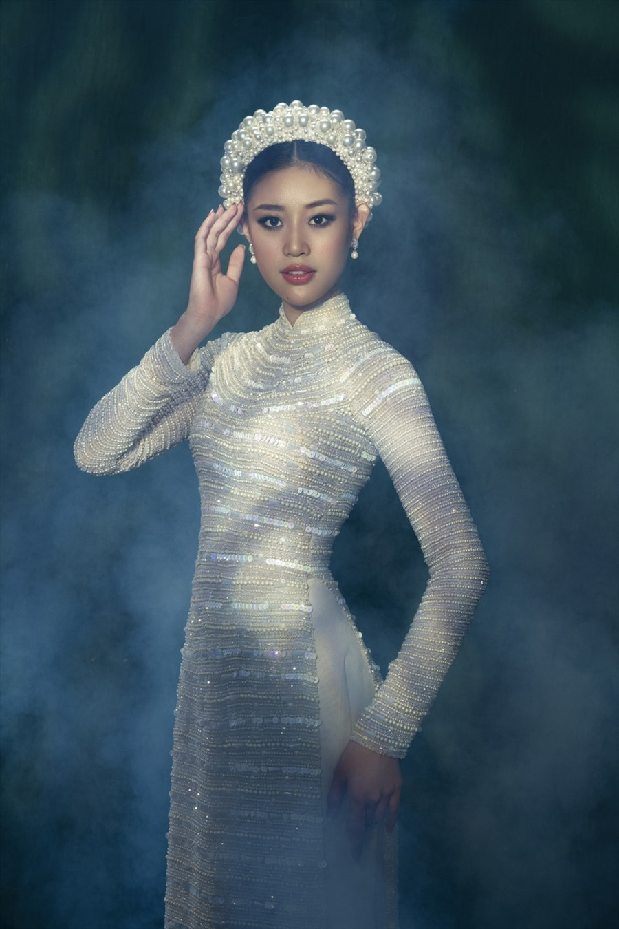 Trong loạt thiết kế mới, người đẹp mang đến những mẫu áo dài cưới góp phần tôn lên vẻ đẹp nữ tính, trẻ trung của phái đẹp trong ngày trọng đại.