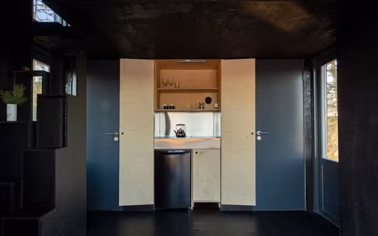 Trong các cabin có hệ thống nước khép kín để giảm thiểu nước thải từ vòi hoa sen và bồn rửa ra biển. Ngôi nhà được đánh giá sử dụng công nghệ xanh hiện đại và thông minh, thân thiện với môi trường. Trong các cabin có hệ thống nước khép kín để giảm thiểu nước thải từ vòi hoa sen và bồn rửa ra biển. Ngôi nhà được đánh giá sử dụng công nghệ xanh hiện đại và thông minh, thân thiện với môi trường.