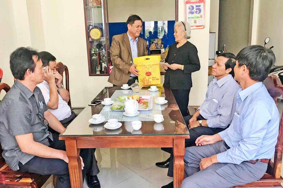 Đoàn đến thăm và tặng quà gia đình đồng chí Nguyễn Tấn Đức-nguyên Phó Chủ tịch UBND tỉnh