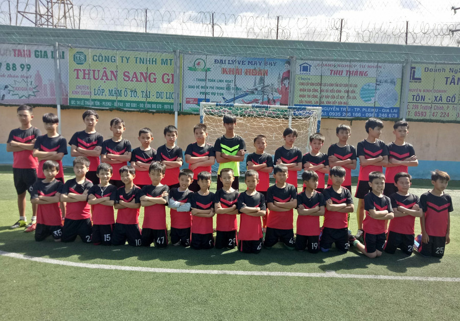 Các cầu thủ nhí của Trung tâm bóng đá cộng đồng FC. VNV. Ảnh: Nguyễn Tú