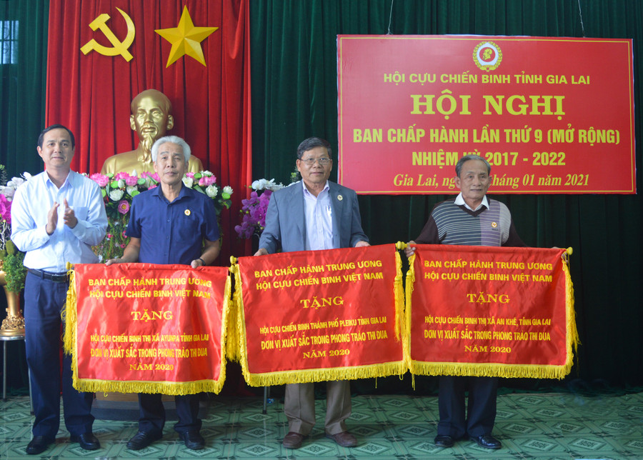 Đồng chí Võ Thanh Hùng trao cờ thi đua của Trung ương Hội CCB Việt Nam cho các tập thể. Ảnh: Anh Huy Ông Võ Thanh Hùng trao cờ thi đua của Trung ương Hội cho các tập thể. Ảnh: Anh Huy