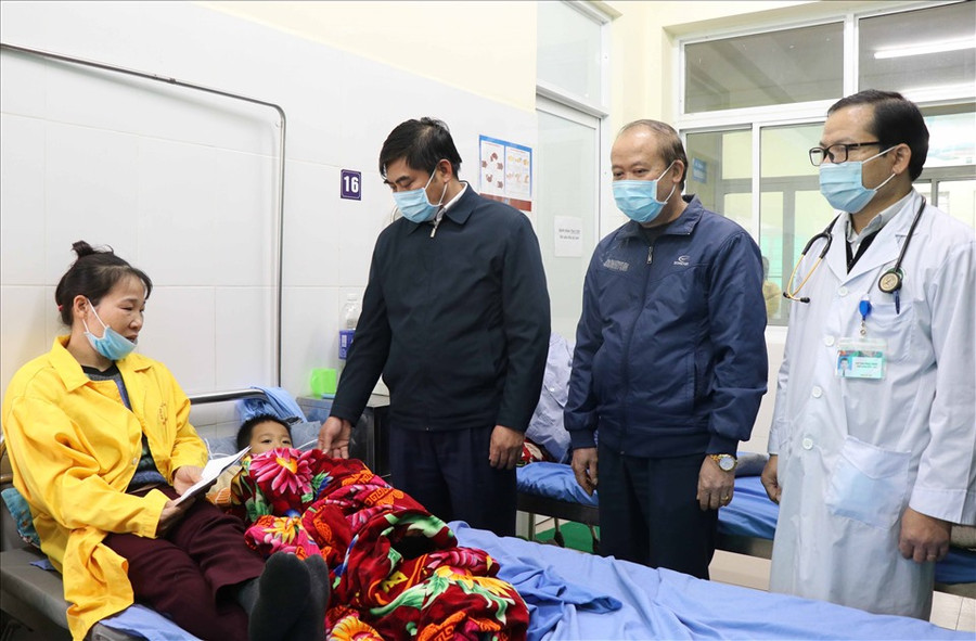  Lãnh đạo UBND huyện Lương Tài đã đến thăm hỏi các nạn nhân may mắn thoát nạn và đến chia buồn với gia đình có em nhỏ tử vong.