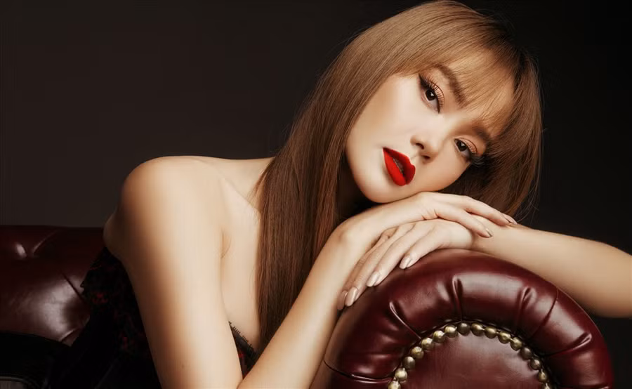 Bộ ảnh cũng thể hiện rõ tính cách nổi loạn của nhân vật Quỳnh Lam mà Minh Hằng đóng trong 