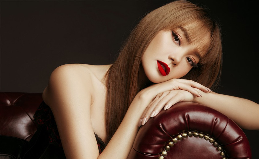 Bộ ảnh cũng thể hiện rõ tính cách nổi loạn của nhân vật Quỳnh Lam mà Minh Hằng đóng trong 