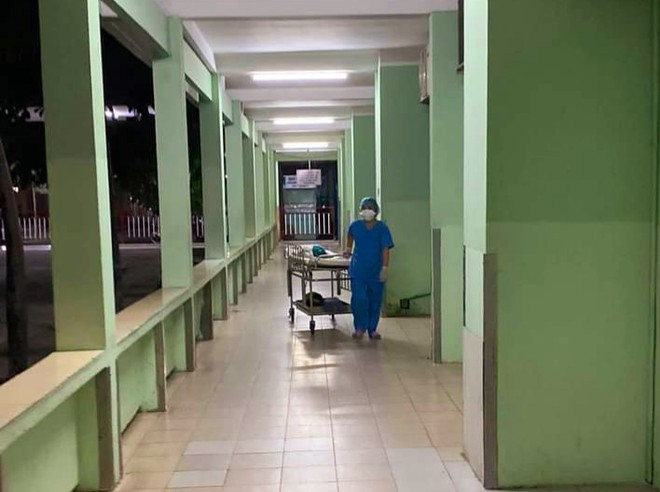 Hành lang Bệnh viện Đà Nẵng vắng hẳn người trong mùa dịch Covid-19 - ẢNH: AN QUÂN  Hành lang Bệnh viện Đà Nẵng vắng hẳn người trong mùa dịch Covid-19 - ẢNH: AN QUÂN