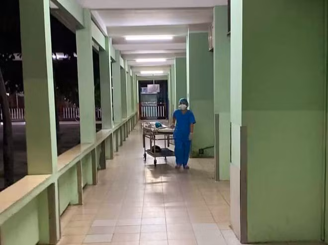  Hành lang Bệnh viện Đà Nẵng vắng hẳn người trong mùa dịch Covid-19 - ẢNH: AN QUÂN