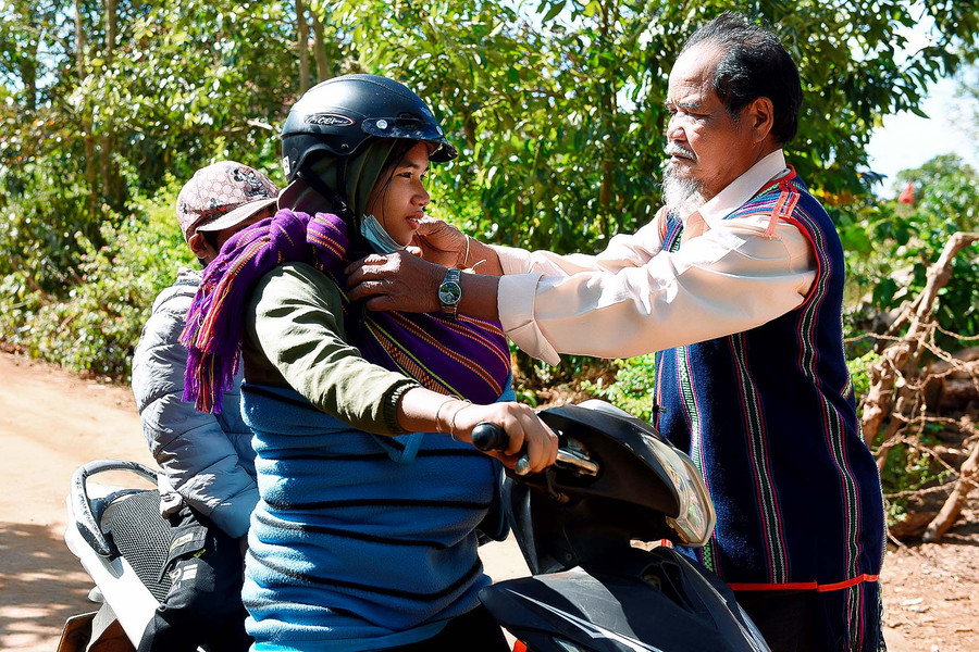 4.Già Típ tuyên truyền bà con đội mủ bảo hiểm khi tham gia giao thông để bảo vệ bản thân và gia đình.