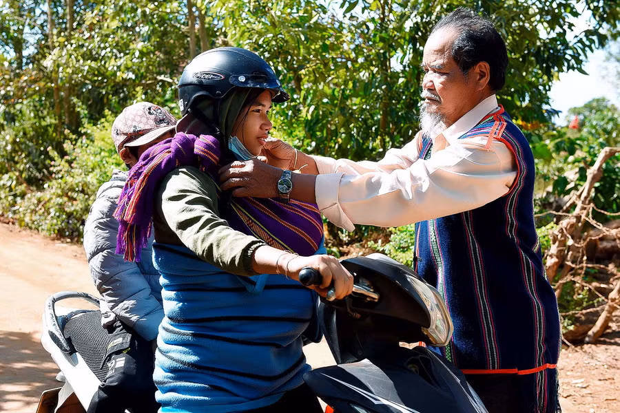 4.Già Típ tuyên truyền bà con đội mủ bảo hiểm khi tham gia giao thông để bảo vệ bản thân và gia đình.