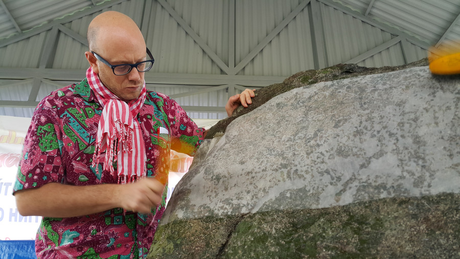 Giáo sư Arlo Griffiths đọc bia tại hiện trường. Ảnh: Nguyễn Quang Tuệ