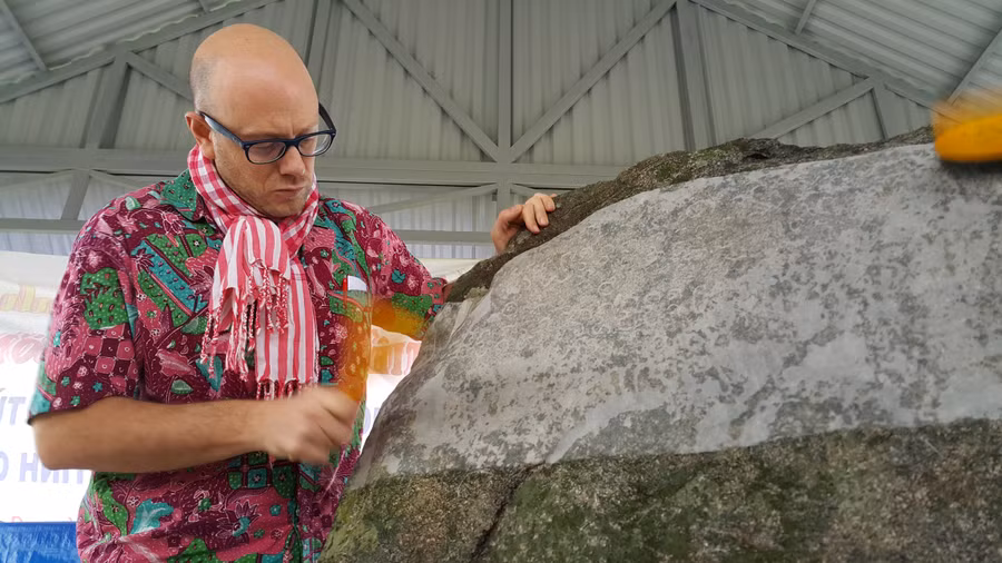 Giáo sư Arlo Griffiths đọc bia tại hiện trường. Ảnh: Nguyễn Quang Tuệ