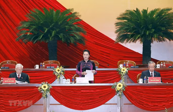 Ủy viên Bộ Chính trị, Chủ tịch Quốc hội Nguyễn Thị Kim Ngân giới thiệu danh sách Đoàn Chủ tịch, Đoàn Thư ký, Ban Thẩm tra tư cách đại biểu để đề nghị Đại hội thông qua