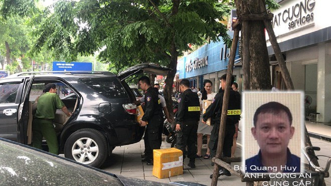 Bộ Công an khám xét chuỗi cửa hàng điện thoại Nhật Cường và Bùi Quang Huy (ảnh nhỏ) - Ảnh Thái Sơn Bộ Công an khám xét chuỗi cửa hàng điện thoại Nhật Cường và Bùi Quang Huy (ảnh nhỏ) - Ảnh Thái Sơn