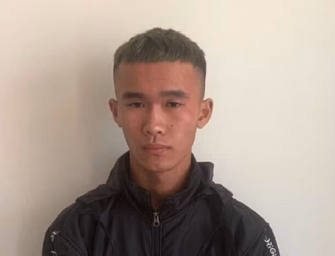 Nguyễn Minh Quân bị bắt giữ sau khi gây ra vụ cướp điện thoại di động. ẢNH: TRÙNG DƯƠNG