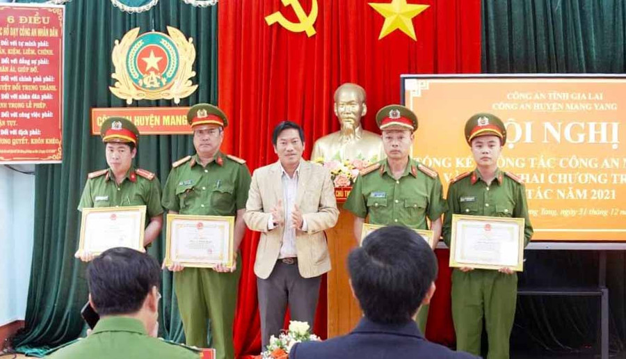 Chủ tịch UBND huyện Mang Yang Lê Trọng (giữa) tặng giấy khen các cá nhân có thành tích xuất sắc trong triệt phá chuyên án ma túy trên địa bàn 