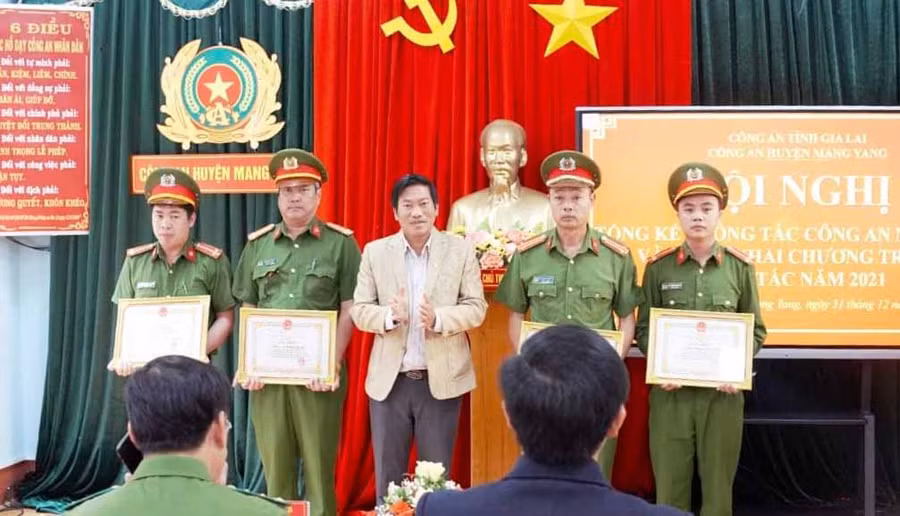 Chủ tịch UBND huyện Mang Yang Lê Trọng (giữa) tặng giấy khen các cá nhân có thành tích xuất sắc trong triệt phá chuyên án ma túy trên địa bàn 