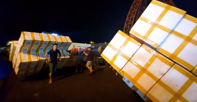 Bốc xếp những khối thùng xốp trong chợ đầu mối Thủ Đức