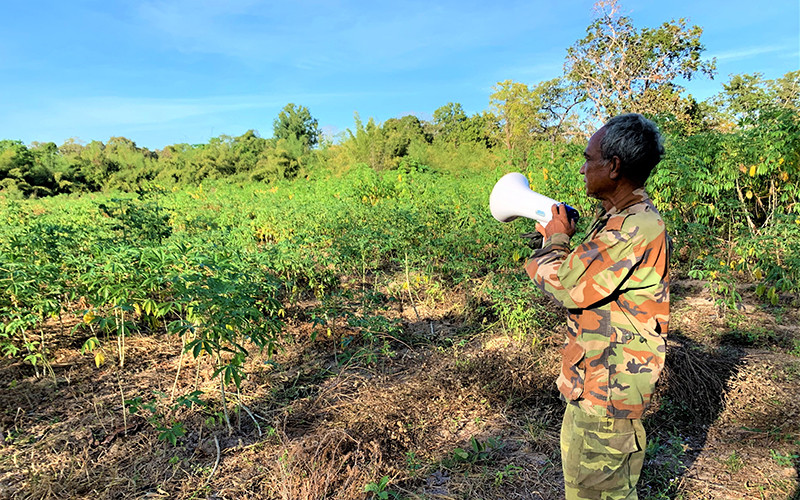 Để bảo vệ rẫy sắn, hàng đêm người dân buôn Đrăng Phốk, xã Krông Na, huyện Buôn sử dụng loa bật còi hú công suất lớn để xua đuổi voi rừng. 