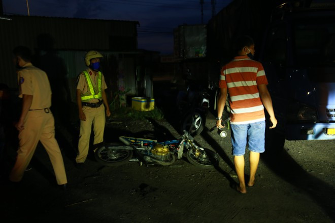 Một chiếc xe “quái xế” bỏ lại hiện trường khi đua xe trái phép bị phát hiện ẢNH: NGUYỄN LONG