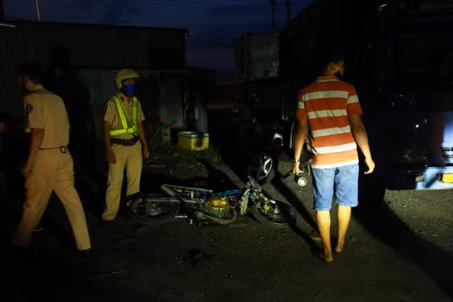 Một chiếc xe “quái xế” bỏ lại hiện trường khi đua xe trái phép bị phát hiện ẢNH: NGUYỄN LONG