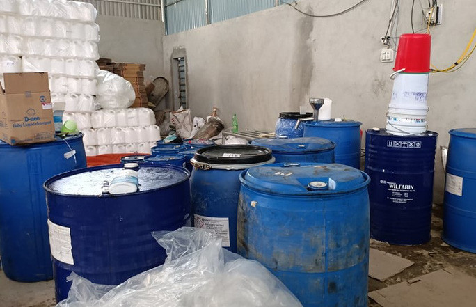 Các thùng hóa chất được dùng để pha chế, sang chiết