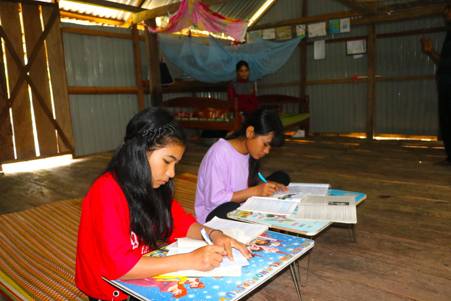 Em Đinh Thị Hối (bên phải; lớp 9A Trường Tiểu học và THCS Cao Bá Quát, xã Đak Song, huyện Kông Chro) ôn bài cùng em gái. Ảnh: Ngọc Minh