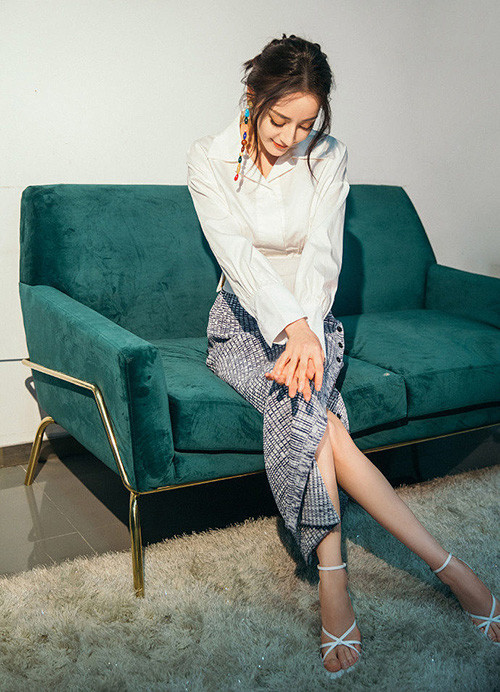 Vẻ duyên dáng đầy nữ tính của Địch Lệ Nhiệt Ba trong bộ trang phục tinh tế.